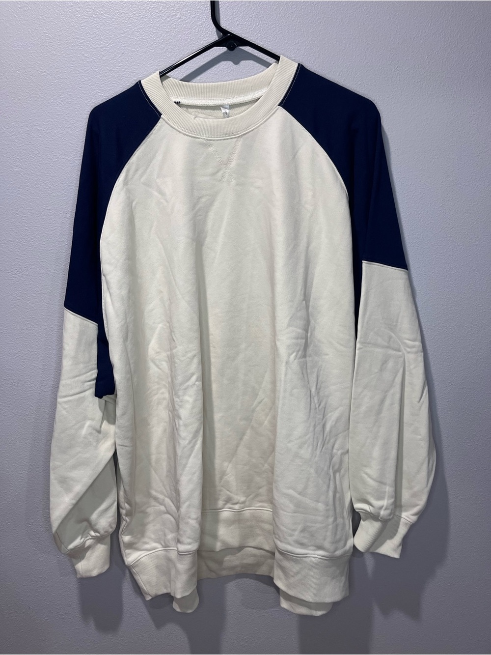 Women's Fabletics Crewneck Raglan Sweatshirt in White and Navy